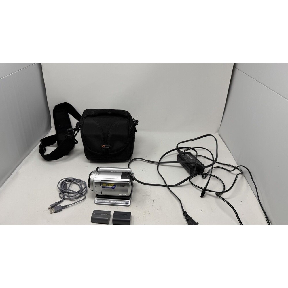 Sony Handycam DCR-SR40 Mini DV Camcorder 30 GB. With Charger, Case & Dock